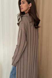 Long brown ribbed cardigan with long sleeves